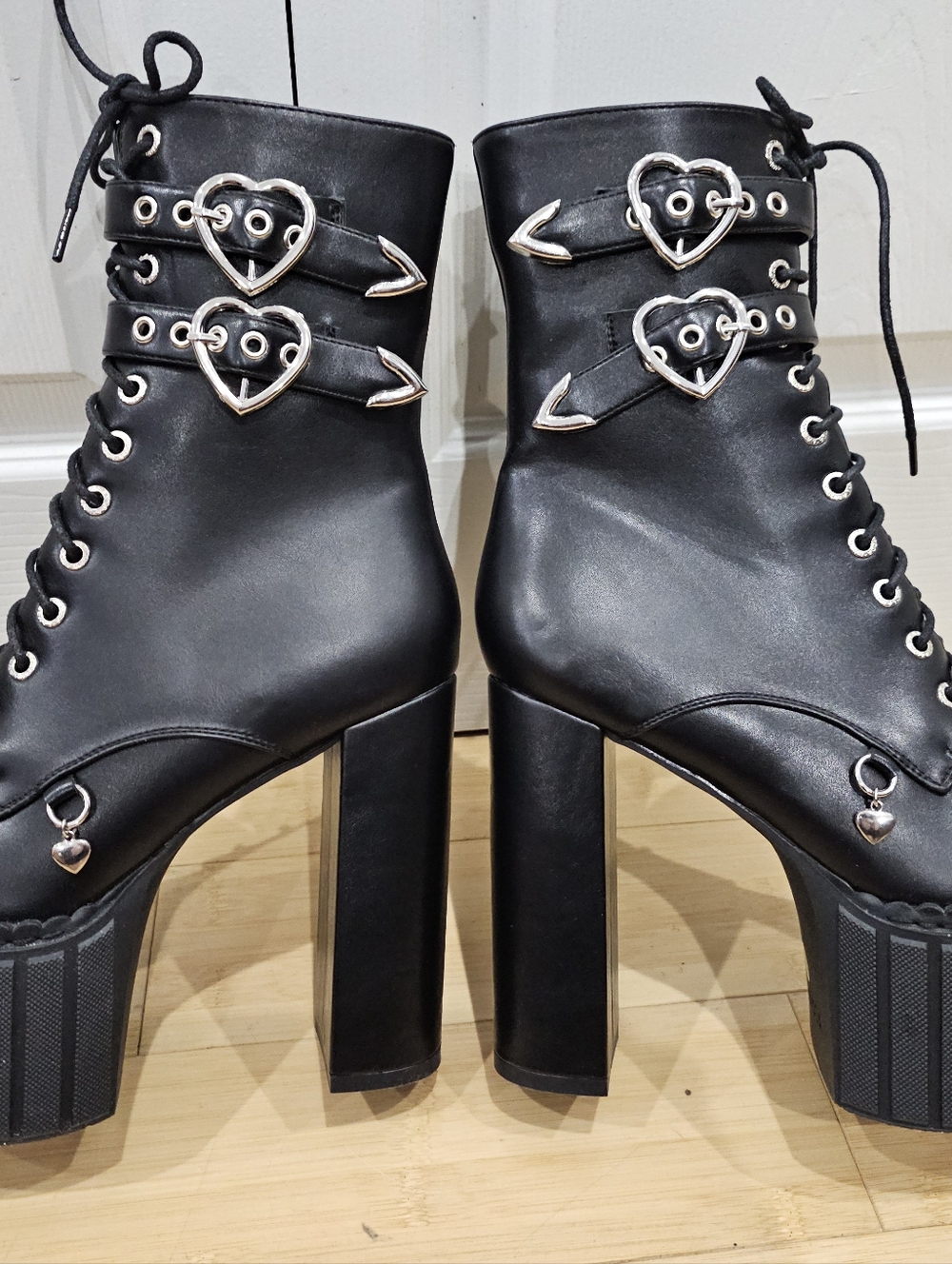Dolls Kill Lamoda Black Queen’s Speech Platform Heart Lace Up Buckle Boots 9 - Picture 11 of 15
